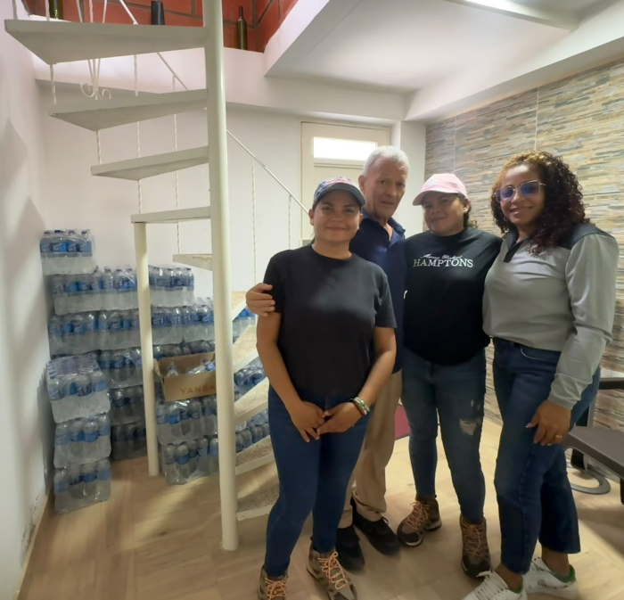 Entrega de agua para hidratación — Collective Mining y Caminantes de la Vega